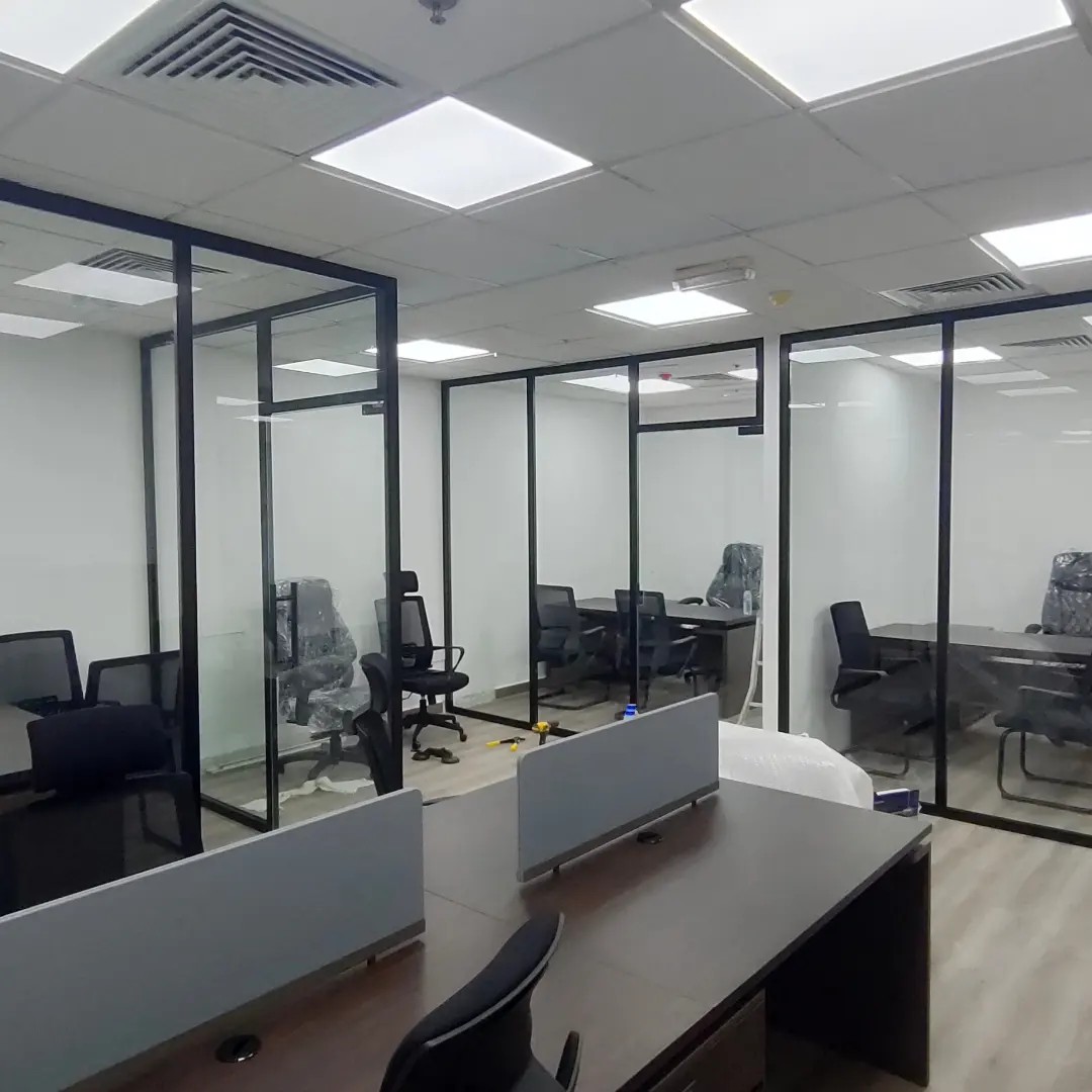 Acoustic double-glazed meeting room partition with steel framing