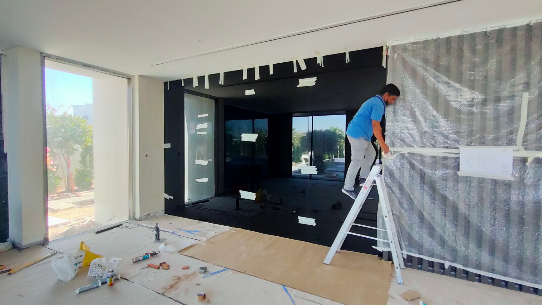 Back painted glass splashback in a Dubai kitchen